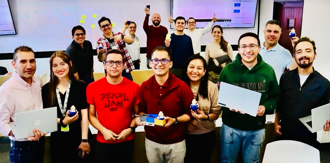 Equipos celebrando resultados del Lean Serious Game — Smart Play Strategy